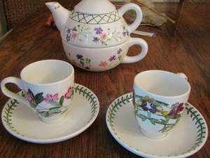 lot 38 image: Port mirien tea set 2 cups- 2 plates- tea pot with lid
