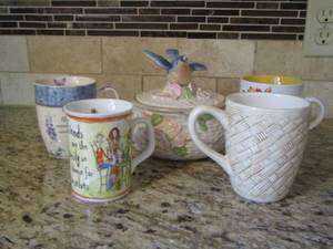 lot 46 image: 1990 FITZ & FLOYD Covered Blue Bird dish and 4 coffee cups