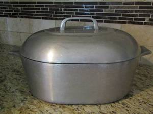 lot 47 image: Wagner ware covered aluminum roaster