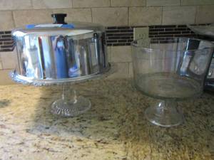 lot 49 image: Covered cake plate qty 2 one with lid