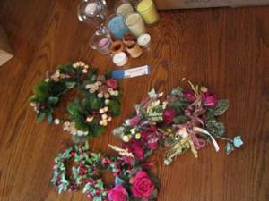 lot 42 image: Small candles and candle rings