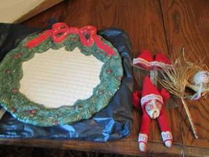lot 50 image: 1991 FITZ & FLOYD Holiday platter- small holiday dcor