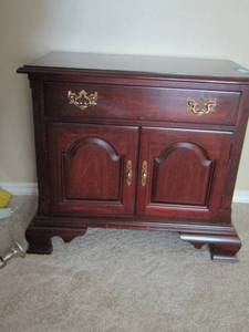 lot 11 image: Single drawer side table- 252816