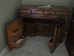 lot 10 image: Sewing table with inside storage on doors- sewing machine NOT INCLUDED 314120