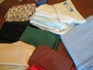 lot 53 image: Various colors of place settings and dinner napkins