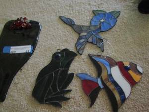 lot 61 image: Stainglass  frog- fish-    bird   Glass fruit tray