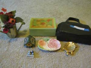 lot 75 image: Black purse, jewelry box, home dcor