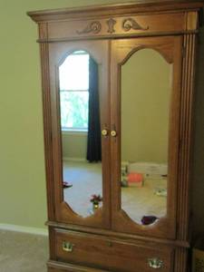 lot 3 image: Armoire  light oak color, size approx. 7ft x 3ft