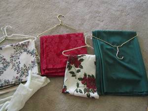 lot 79 image: HOLIDAY LINENS - TABLE CLOTHS qty 5