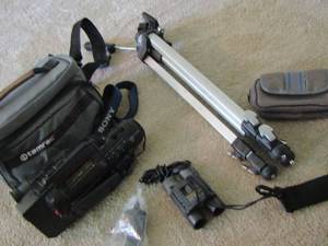 lot 81 image: Sony video 8 hand cam 10X with bag strap and battery- Bushnell 8X21 binoculars with case & tripod