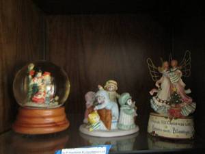 lot 82 image: Snow globe, Smhid cat musical - Roman Angel musical
