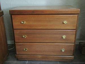 lot 92 image: WAMBOLD FINE FURNITURE - 3 drawer small chest side table 303219