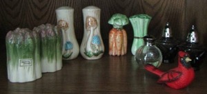 lot 104 image: FITZ & FLOYD Salt and Pepper shaker set qty 4 - 2 random shakers