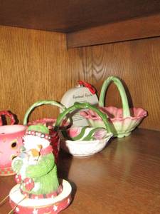lot 105 image: FITZ & FLOYD glass handle baskets plus more dcor