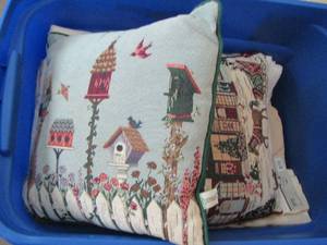 lot 135 image: 2 throw pillows and various sheets and more