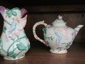 lot 136 image: FITZ & FLOYD 1991 Pitcher,  FITZ & FLOYD 1991 46 oz. tea pot