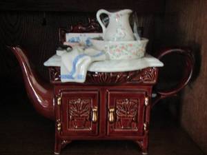 lot 137 image: Vanity tea pot by Cardew designs made in England