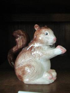 lot 141 image: OCI  1990 24 oz. Squirrel tea pot