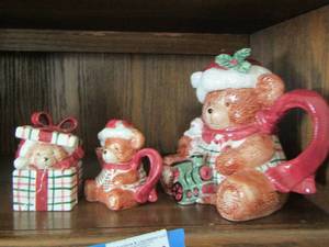 lot 142 image: FITZ & FLOYD   1 12 qt  Bear Pitcher 1991,    Small 1991 Bear Tea pitcher,   FITZ & FLOYD 1991 covered Bear dish