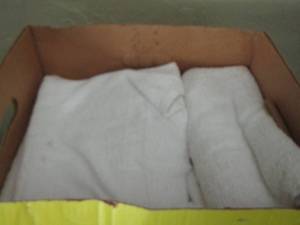 lot 146 image: Yellow box of white towels