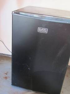 lot 151 image: BLACK AND DECKER MINI FRIDGE USED VERY CLEAN HAS PAPERWORK