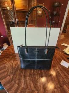 lot 8 image: Nice black Gucci purse -