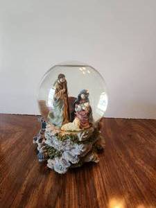 lot 9 image: Baby Jesus, Mary and Joseph snow globe - music box