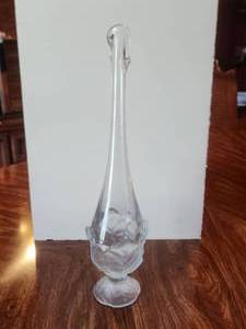 lot 15 image: Vintage Viking USA art glass vase with cabbage leaf frosted base