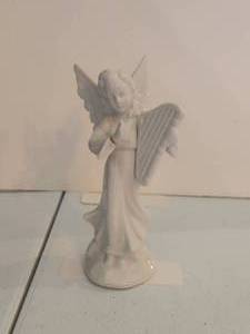 lot 22 image: Vintage Dresden Angel figurine playing Harp - Germany