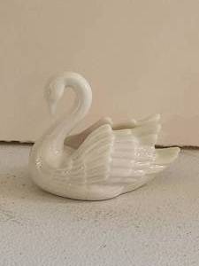 lot 23 image: Handcrafted Swan place card holder by Lenox and more