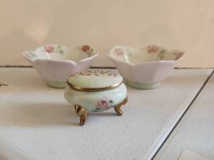lot 35 image: Selection of 2 small porcelain bowls-trinket dish and a 3 footed lidded trinket holder