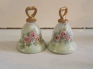 lot 37 image: Set of vintage porcelain bell shaped salt and pepper shakers