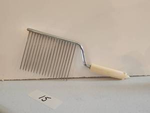 lot 41 image: Vintage cake separator with polar bear Bakelite handle