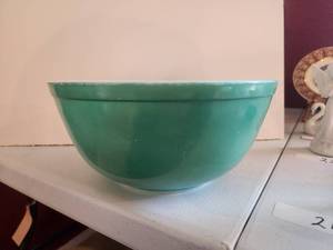 lot 46 image: Green Pyrex mixing bowl