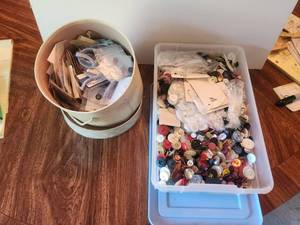 lot 47 image: Generous selection of buttons