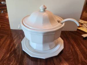 lot 49 image: White soup tureen, lid, ladle, and bonus plate