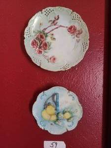 lot 59 image: Selection of 2 decorative collector plates