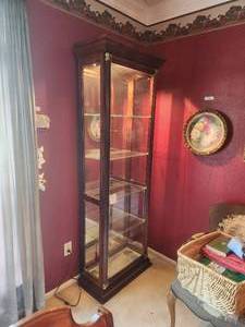 lot 57 image: Very nice glass and wood - lighted cherry curio cabinet with side entry