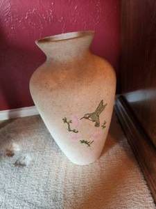 lot 70 image: Vase with hummingbird motif