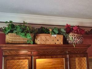 lot 73 image: Selection of baskets with artificial plants