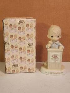 lot 123 image: Precious Moments - 1983 Collectors club membership figurine... - Jonathan & David - E-0303