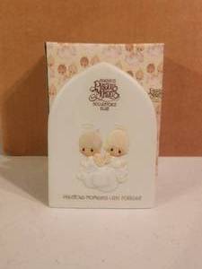 lot 275 image: Precious Moments - 1981 Collectors club membership plaque - Jonathan & David