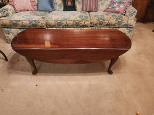 lot 361 image: Oval coffee table