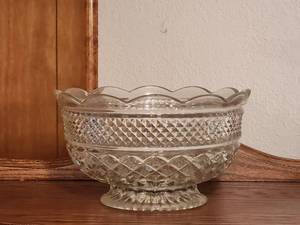 lot 75 image: Vintage large diamond cut glass with scalloped rim