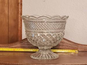 lot 77 image: Vintage Footed crystal bowl-dish by Anchor Hocking