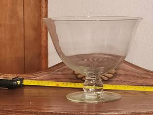 lot 81 image: Large pedestal clear glass fruit bowl
