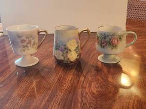 lot 87 image: Selection of vintage hand painted cups