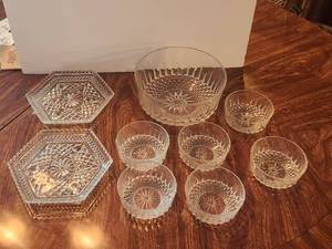 lot 94 image: Selection of vintage Anchor Hocking Wexford glass pieces