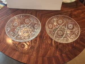 lot 105 image: Selection of 2 large Anchor Hocking press cut glass bowls