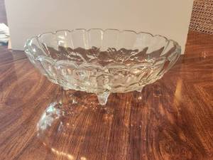 lot 106 image: Vintage Indiana glass pressed fruit bowl